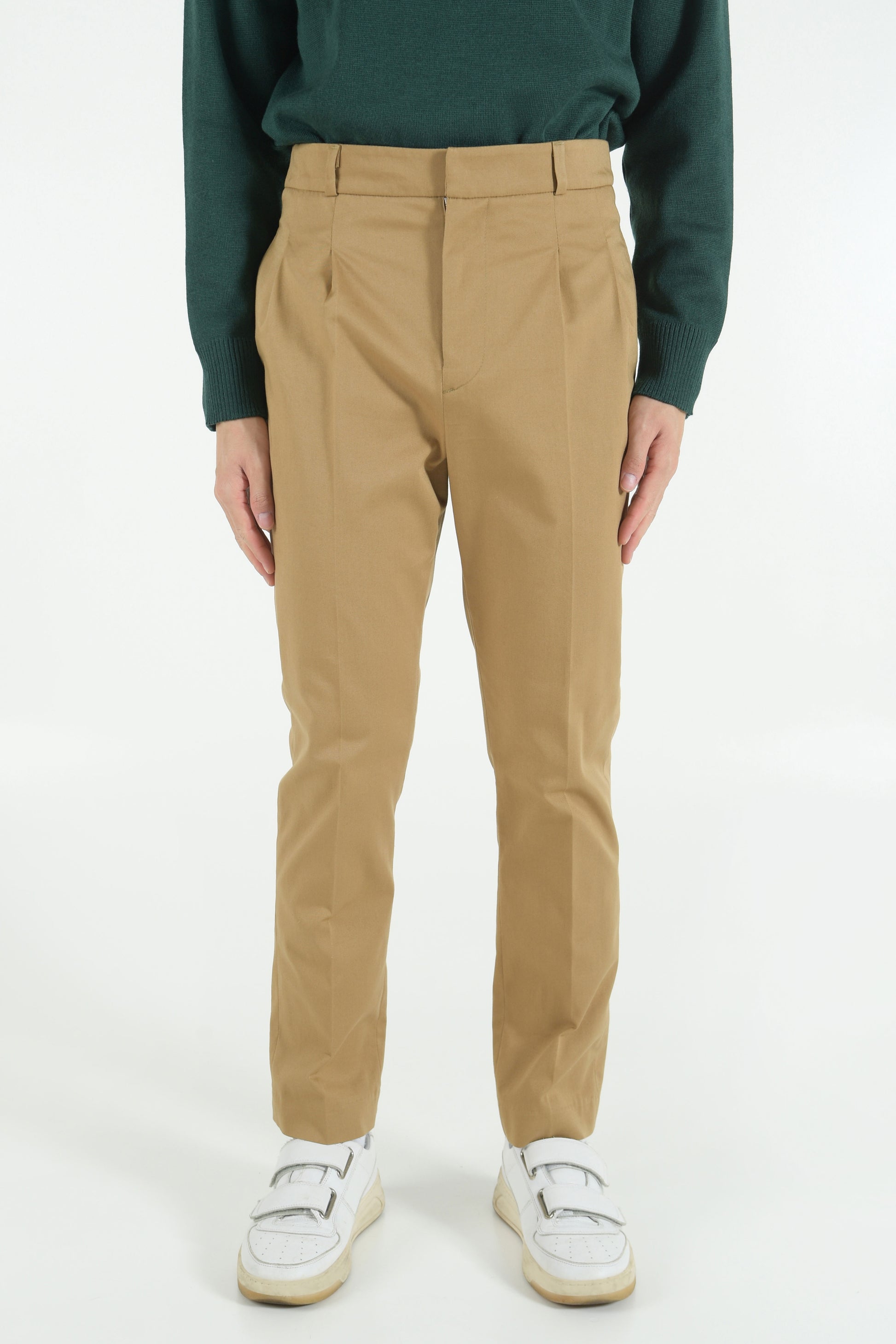 High-waisted pants with pleats 