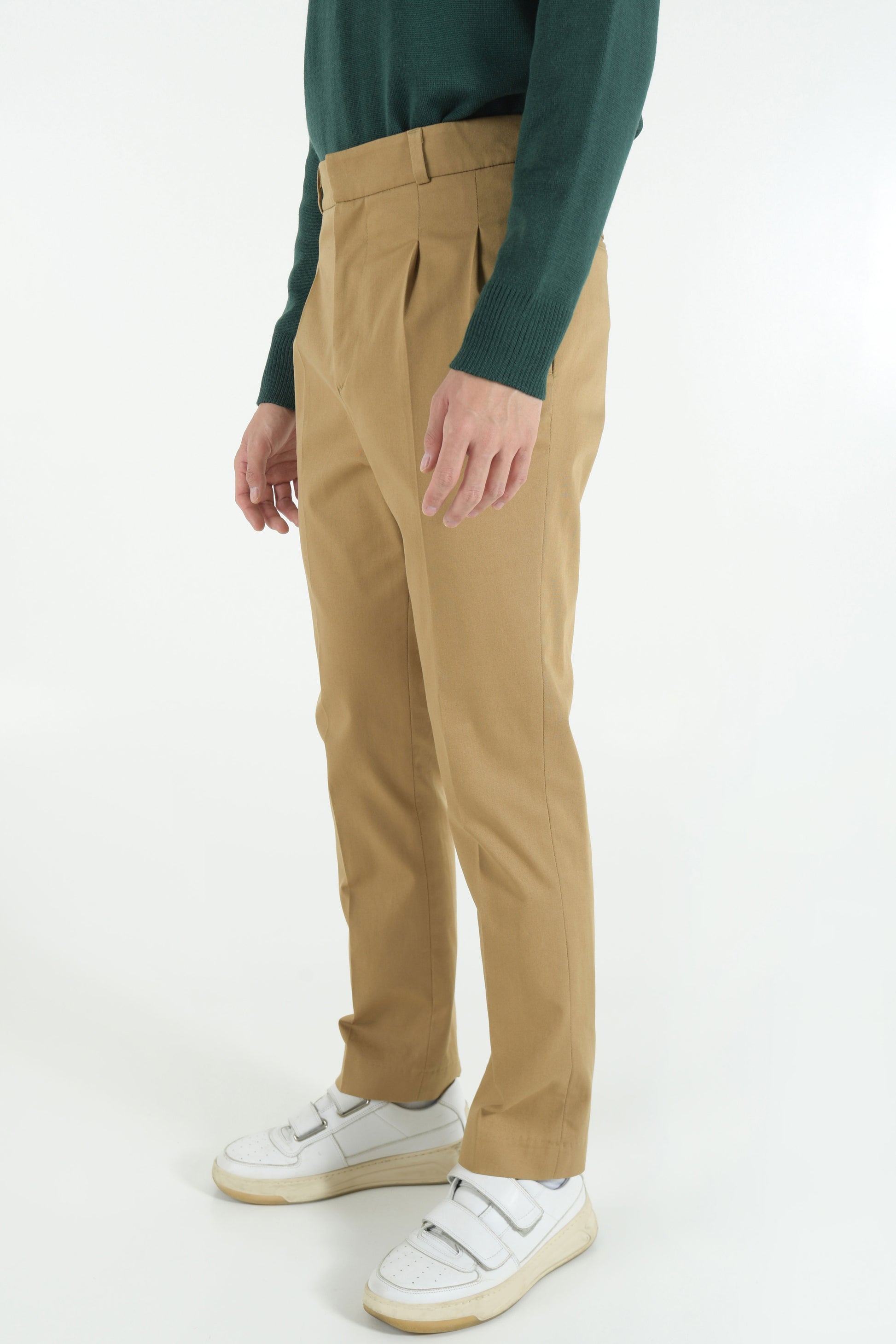 High-waisted pants with pleats 