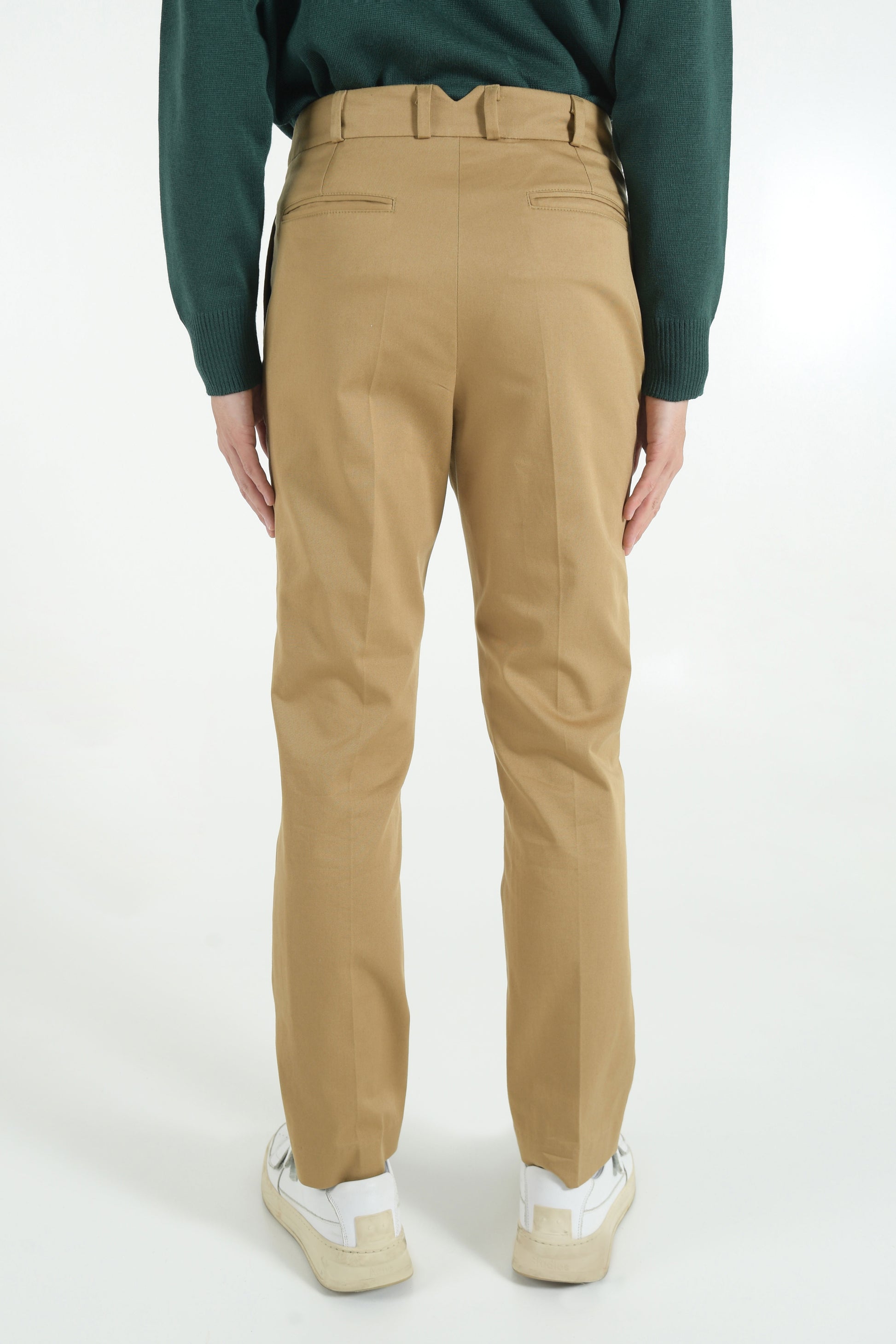 High-waisted pants with pleats 